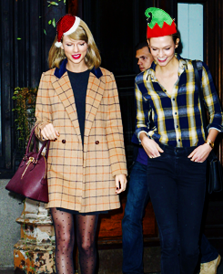 taylorswift:  outsofthewoods:  The tallest Christmas elves in the world.   This will