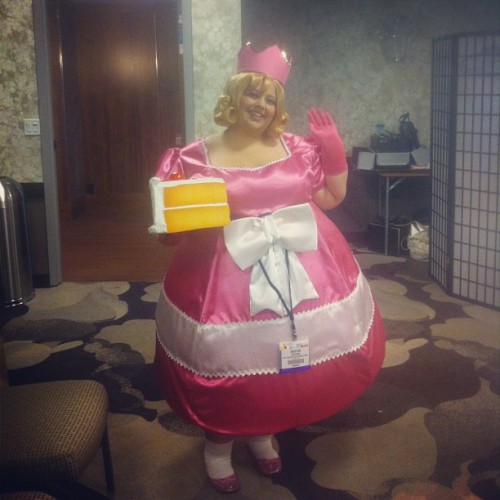 bmann0413: anactingangel: Fat Princess ready for caaaake!!! #fatprincess #fat #princess #sony #son