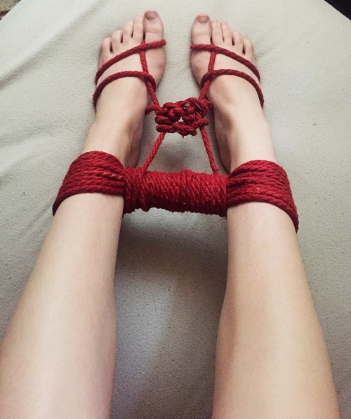 abeaconinthenight:  Dicking around with some rope that was gifted to me.  Love this! &lt;3