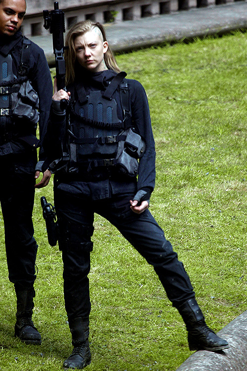 hellotailor:ittybittymanatee:willoughbooby:Natalie Dormer on set of ‘The Hunger Games: Mockingjay’ i