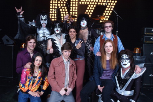 anything-for-my-baby: Kiss and cast of “That ‘70s Show” 2000. (X)