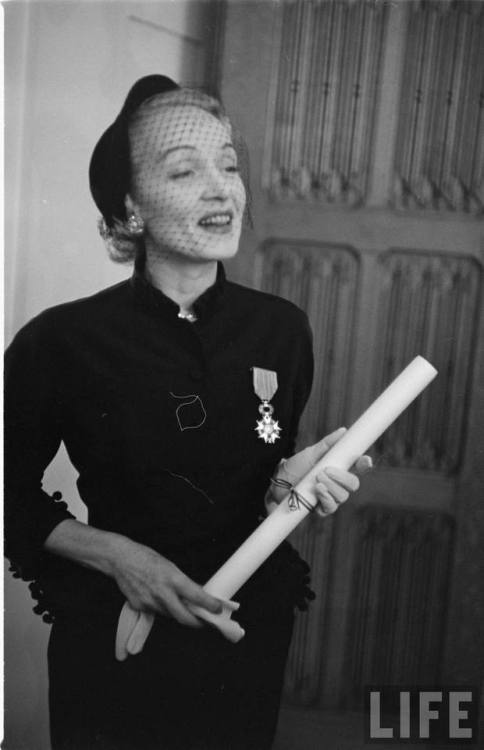 Marlene Dietrich is awarded the Légion d'honneur(Mark Kauffman. 1951)