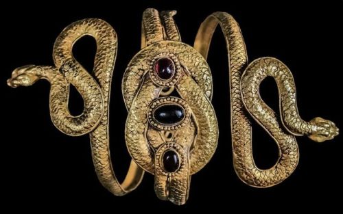 Gold bracelet in the form of two intertwining snakes adorned with garnets. India, V-II centuries. BC
