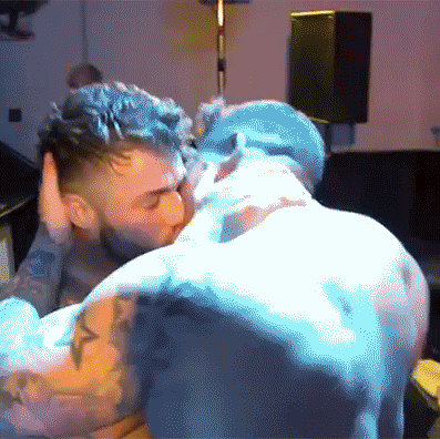 SO APPARENTLY HOT GAY SHIT LIKE THIS HAPPENS ON MTV UKS VERSION OF JERSEY SHORE AND IM ONLY JUST FINDING