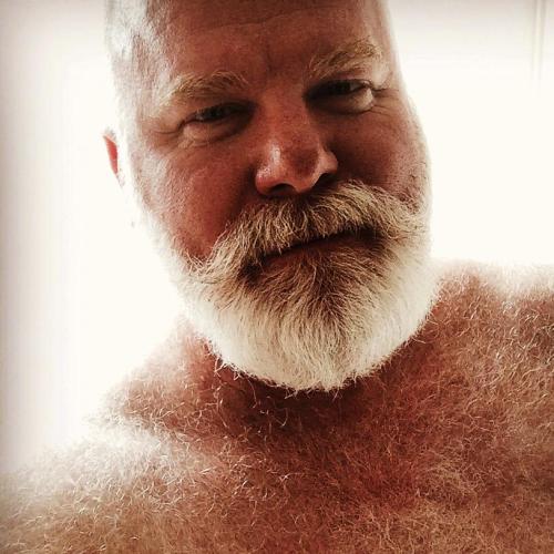 felixpiz:  thebigbearcave:  I guess it is HairyRedThursday (so beautiful, I can’t stop posting him)  yes I want him like that!!!