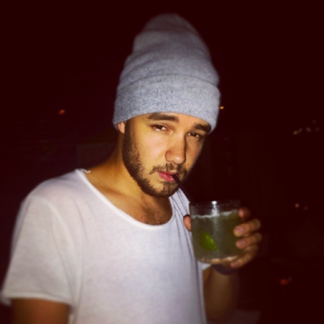 harryniips:  tomqueens: my g @fakeliampayne (aka cocktail man) sipping his finished