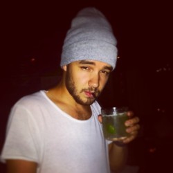 harryniips:  tomqueens: my g @fakeliampayne (aka cocktail man) sipping his finished product 