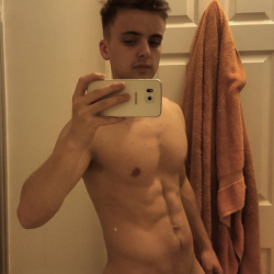 amazingmalenudity:  Parry Glasspool 