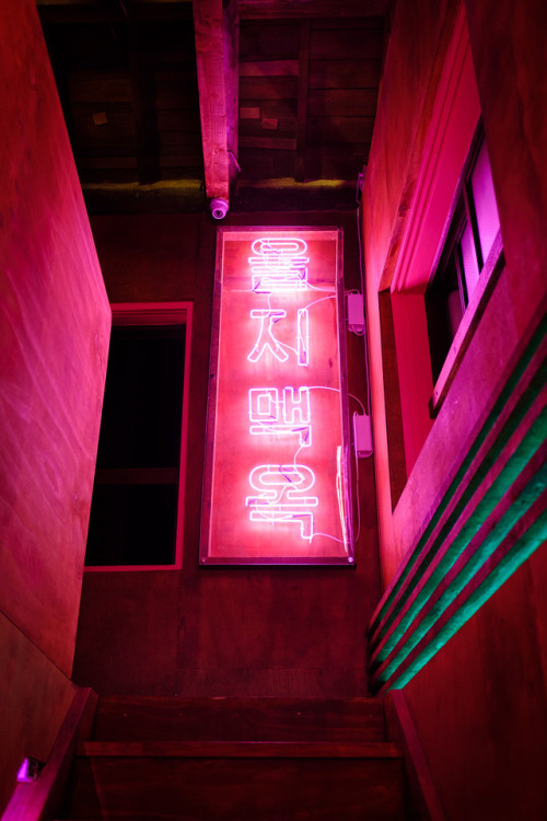 rjkoehler: Euljiro Brewing is a new brew pub in an old, remodeled print shop in a (now) neon-drenche