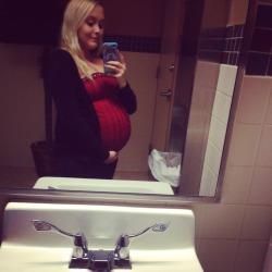 skylarplusbaby:  27 weeks tomorrow! I feel sooo huge! Love my little man though ❤ 