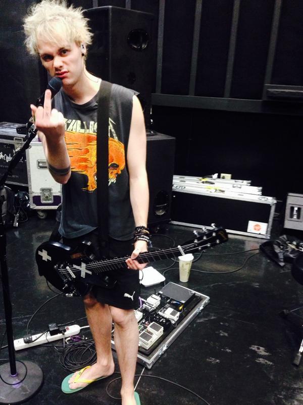 duhmichael:  i introduce to you, 5sos. the band that continuously hits me in the