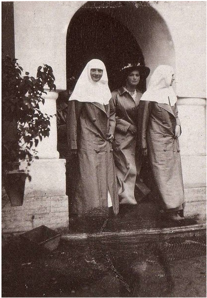 The grand duchesses leaving their hospital | 1916. 