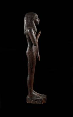 amare-habeo:    Statue of a womanWood, 75 cmEgypt, Middle Kingdom, First intermediate period, 2200-1780 BC