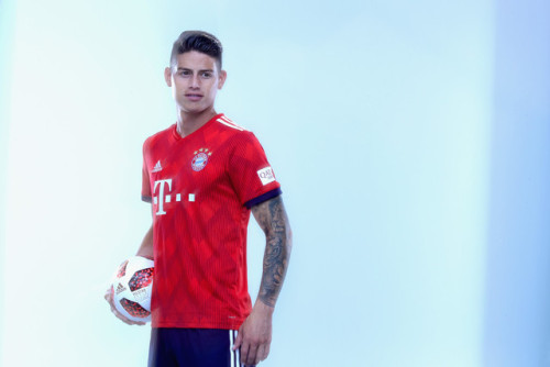 colombianboy91: jamesdrodriguezzfans10:  James Rodriguez de fc Bayern Muenchen durante Paulaner sesi