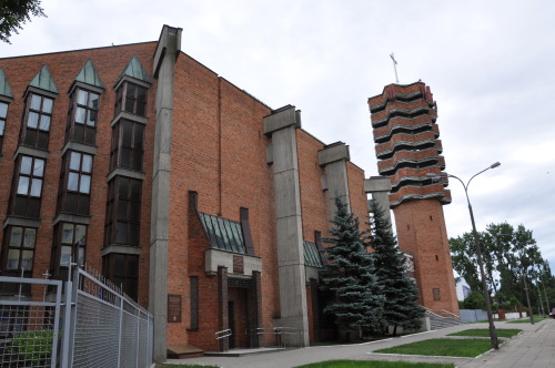 sosbrutalism:A reinforced concrete frame filled with bricks: This huge temple on hexagonal ground pl