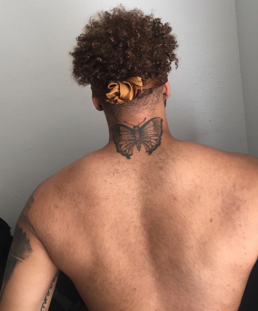 yannycardiel:  body hair , bumps , scars , stretch marks , &amp; discoloration