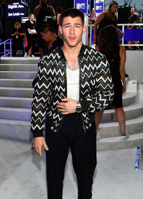 jonasbro:Nick Jonas attends the 2016 MTV Video Music Awards on August 28, 2016 in New York City