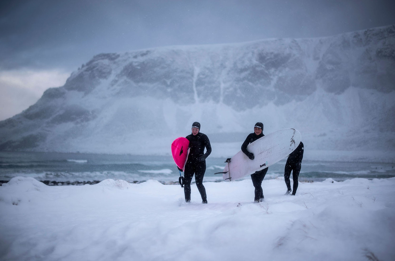 NORUEGA. Surfeando en la nieve, con temperaturas bajo cero. Surfistas en las playas de las Islas Lofoten de Noruega. Sobre el Círculo Polar Ártico, hombres y mujeres tomaban clases de surf en tormentas de nieve con temperaturas del aire cayendo a...