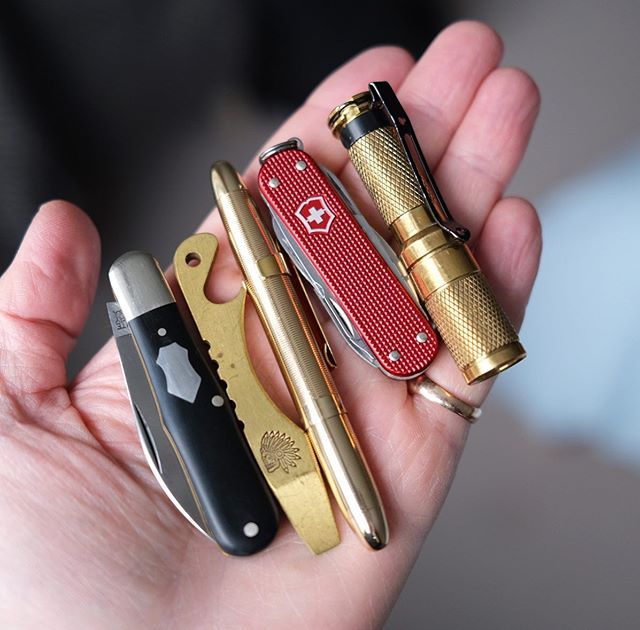 Feeling brassy!! .
.
.
#sakarmy #sakallday #customknife #nichollknives #minichamp #victorinoxalox #victorinoxminichamp #alox #brassedc #edcgear #handdump #geardump #pocketdump #maratacaaa #fisherspacepen #greateasterncutlery #slipjoint...