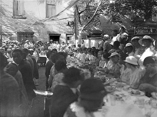 newyorkthegoldenage:  A picnic in a Harlem back yard, 1920s.Photo: James Van Der Zee via Invaluable Auctions