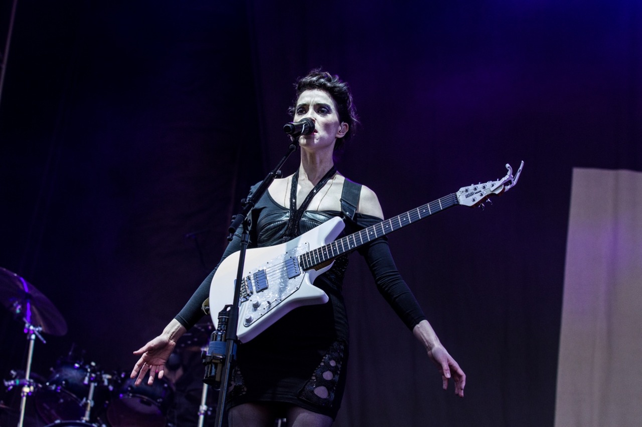 uptightcitizensbrigade:  Anne looking for the bae booty…St. Vincent playing the