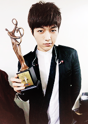 leehoowon:  150122 Seoul Music Award.  Hallyu Special Award and Bonsang Award.  