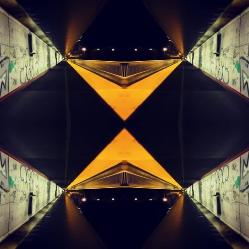 Out in da streets. . . #streetphotography #vienna #streetart #collageart #abstractart #symmetry #d