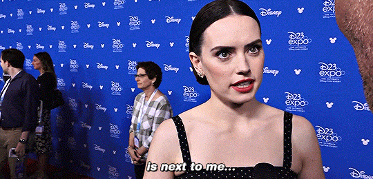 caelumrising: missdaisydaily:Daisy Ridley fangirling over Angelina Jolie at the 2019 D23 Expo This i