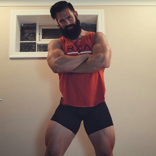 rebel-in-tartan:  Uh….hi.  Are you kidding me?!? Who are you?!? Thooose quads!!  😍😍😍😍