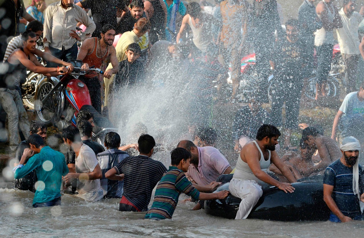 OLA DE CALOR. Pakistán está actualmente sufriendo una severa ola de calor, las temperaturas subieron a 53 grados centígrados en la zona de Turbat de Baluchistán , rompiendo el record de la temperatura más alta registrada durante el verano en ese...