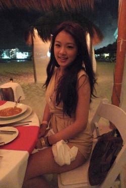 asiangirlshotties:  What’s she doing with the bottom of her dress?