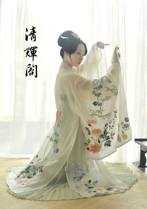 hotweibo: Authentic Hanfu(汉服) by Qinghuige(清辉阁). This style of Hanfu is the most beautiful one. （Pi