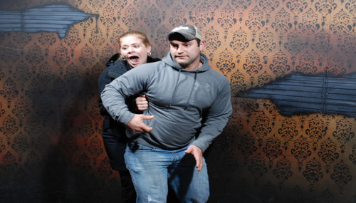 lavalamp-of-epicness:drawing characters in those “haunted house reaction” photos is still hilariousl