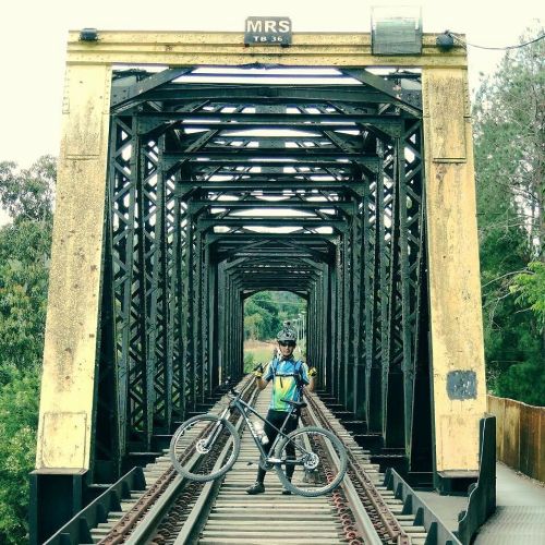 bikes-bridges-beer: Passagem de trem sobre o Rio Paraíba do Sul em Guararema, SP!  @adorobike #mtbbr
