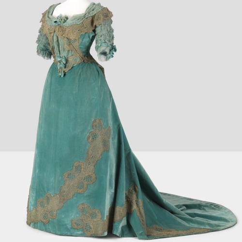 1905 evening gown made of velvet, crepe georgette, silk, gold thread,gold bobbin lace. Made by Mme. 