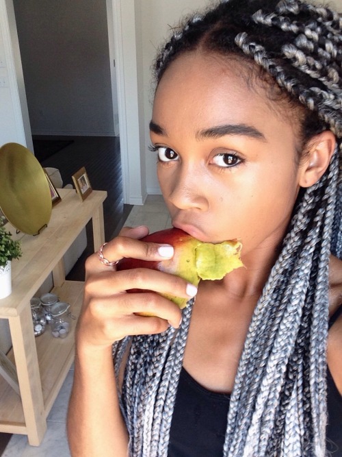 ebhoniogarro:  eat yo’ fruitz 