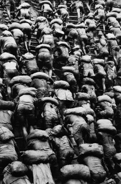 flashofgod:  Sebastião Salgado, Serra Pelada,