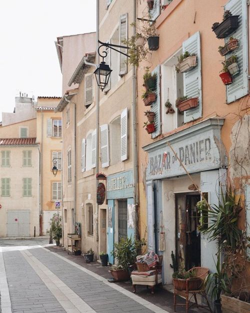 bonjourfrenchwords:Marseille est la plus vieille ville de France (fondée en 600 avant JC) et le Pani