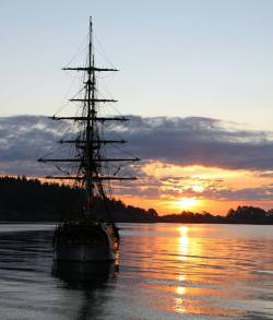 longmaytheysail:  Lady Washington at sunrise