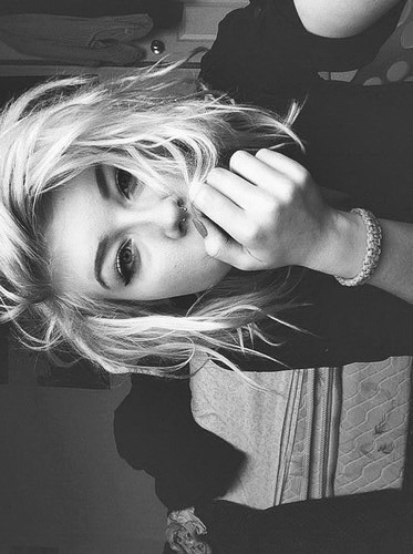 br-e-a-t-h-l-e-s-s:   instagram naathymoretto 