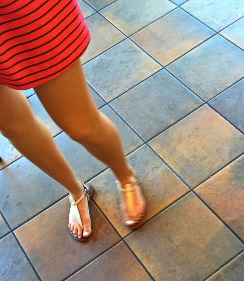 toeman969: Sexy hot chick’s beautiful face and pretty feet with white toenails candid at the coffee 