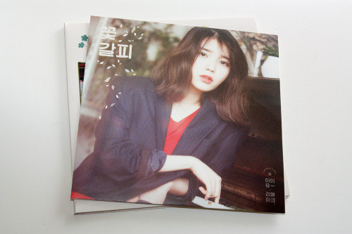 XXX foraiyu:  IU Flower bookmark limited edition photo