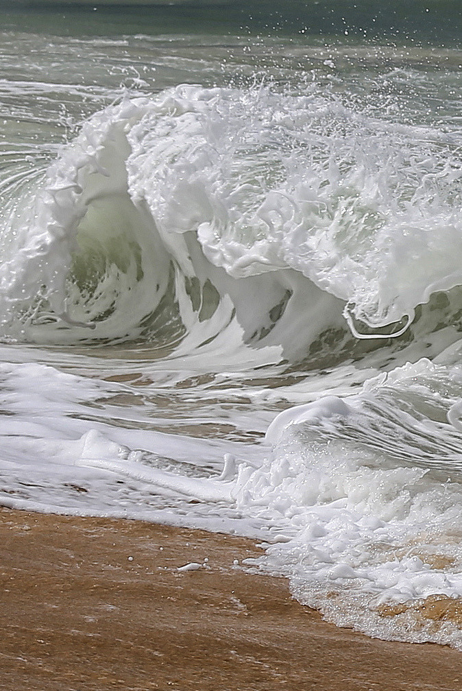 l-eth-e:  Ondas na Praia do Rio da Barra em Trancoso {by Marcelo Nacinovic} 