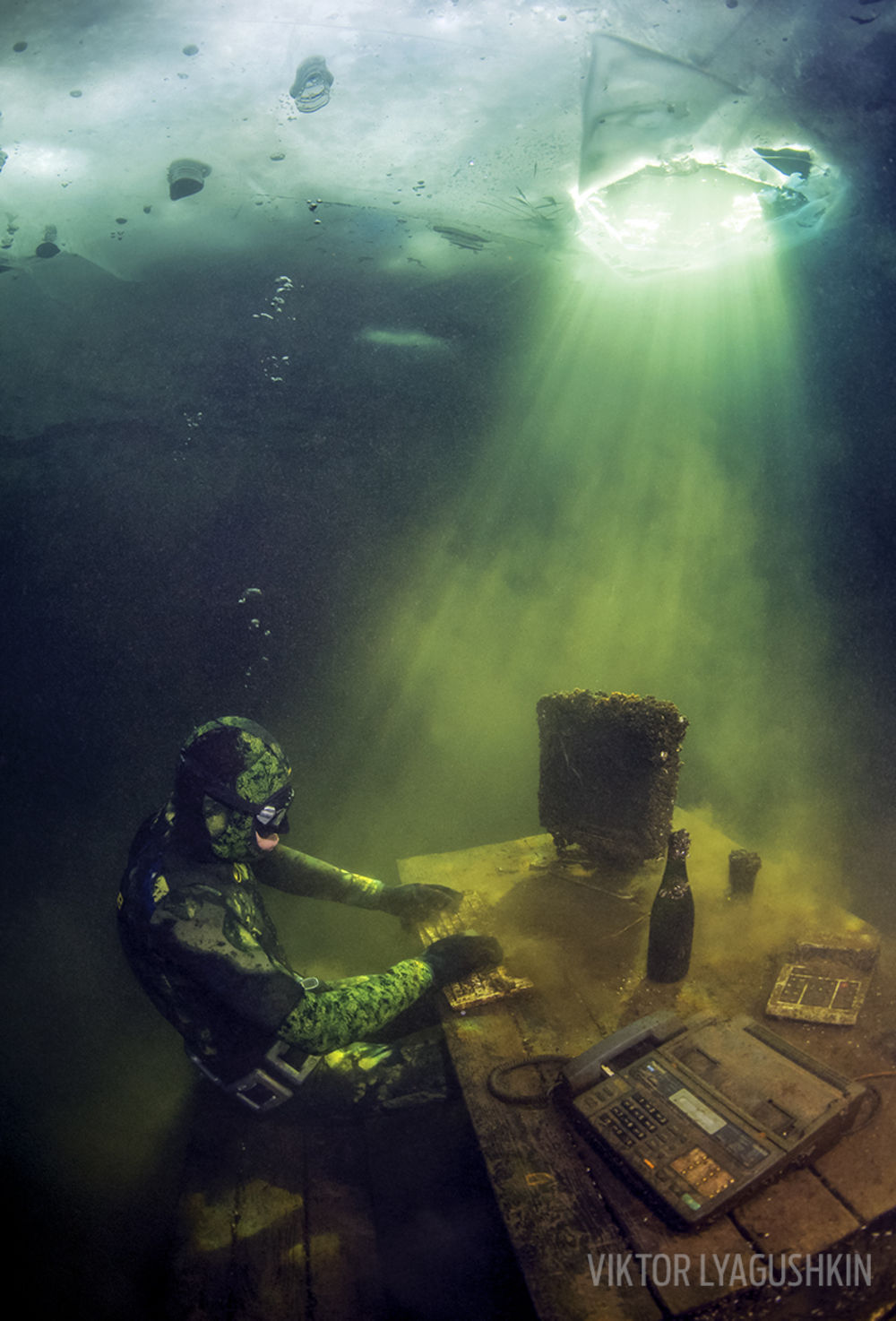 web1995:  Photographer Viktor Lyagushkin snapped this pic of a freediver hard at