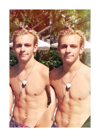 Sex boytrappedinthcloset:  Ross Lynch pictures