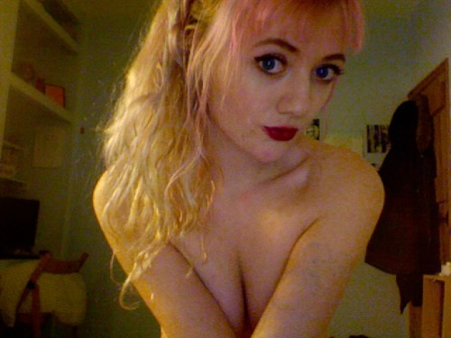 taste-my-forbidden-fruit:  I have a stupid fringe and I’m naked 