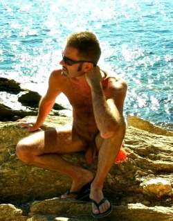 guyzbeach:  Follow Guyzbeach, a collection of natural men naked at the beach !