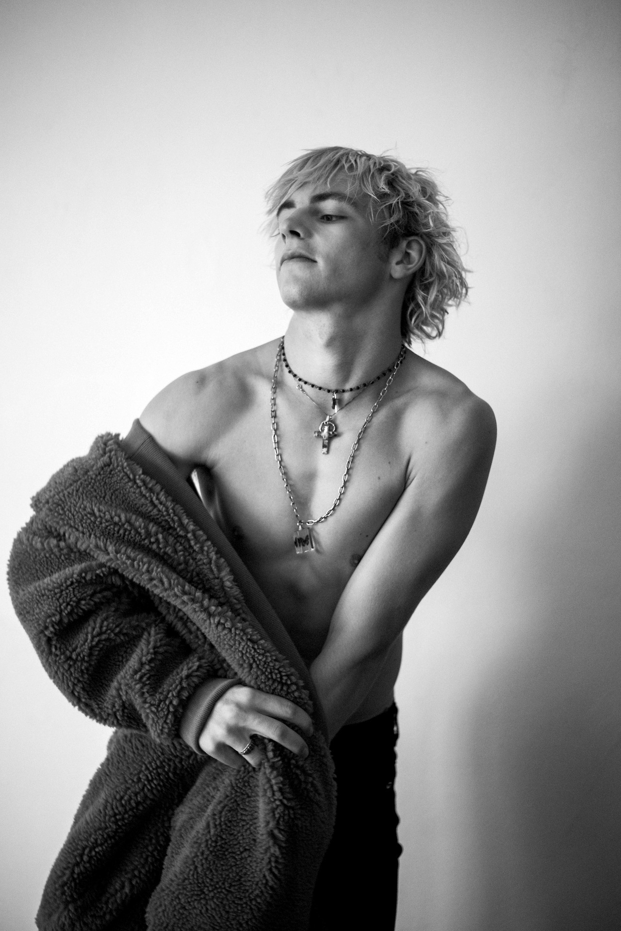 meninvogue:Ross Lynch photographed by Théo Gosselin for Monrowe magazine. Ross wears