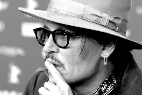 Why did no one believe Johnny Depp?When it was first reported that Johnny Depp had been hit and pelt