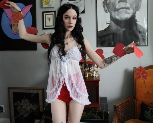 lunariums:  ♡ Queen of Hearts ♡ Thanks for the new lingerie coffee–queen Check out her shop! http://lbvintage.storenvy.com 